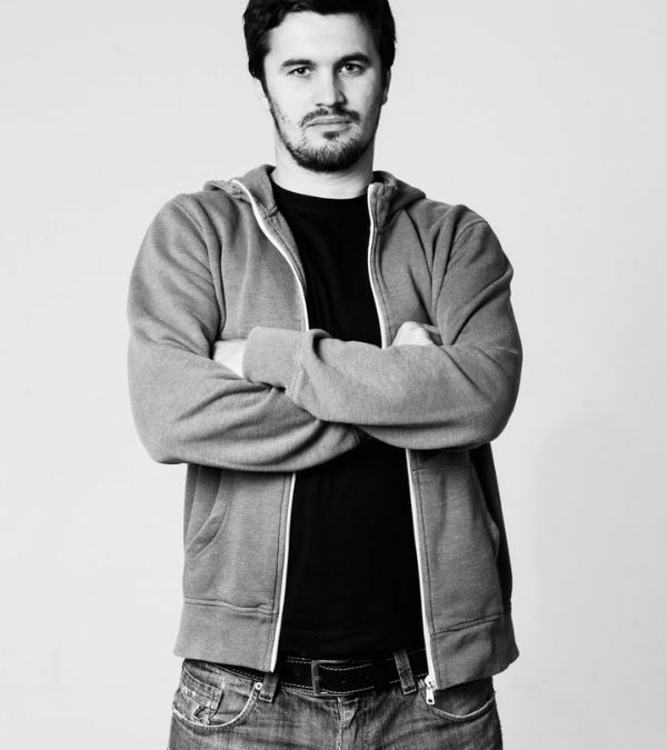 homme en noir et blanc