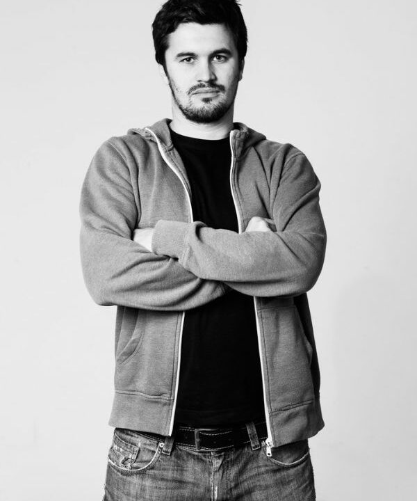 homme en noir et blanc